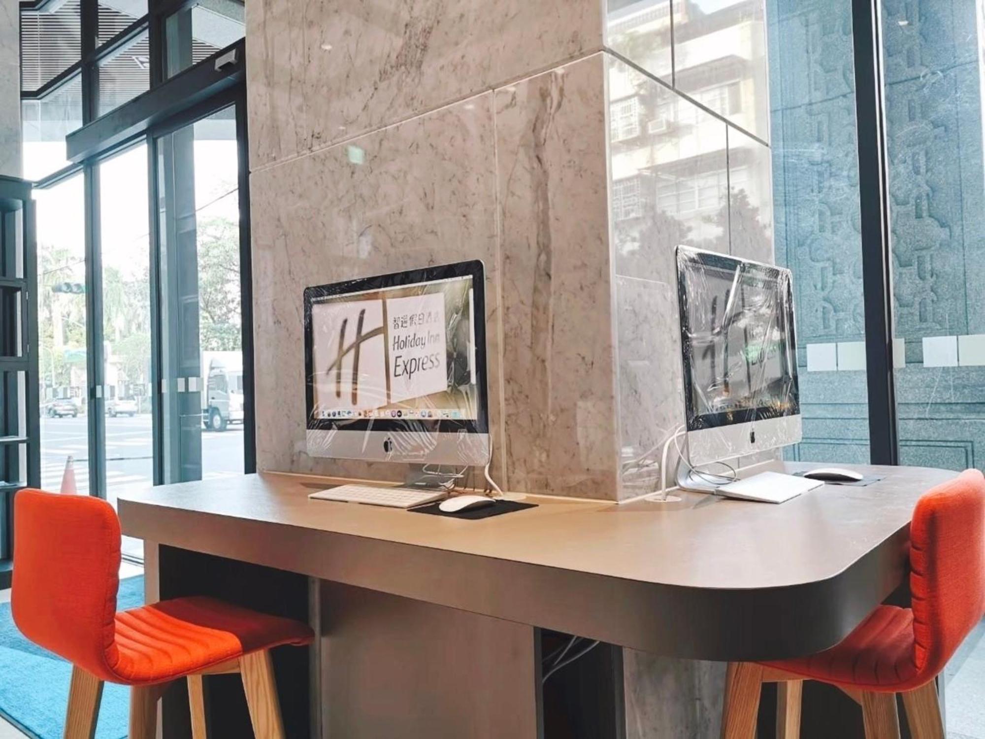 Holiday Inn Express Kaohsiung Love River By Ihg Exterior photo